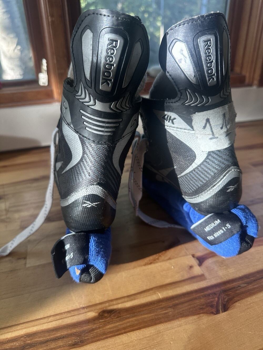 Reebok 4K Junior Ice Hockey Skates Size 11 D Youth + Blue Blade Guard Soakers
